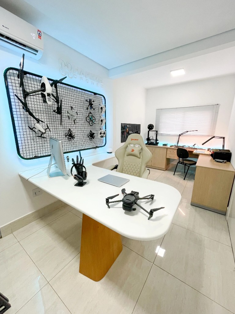 Bancada principal e ambiente da oficina Hakime Drones