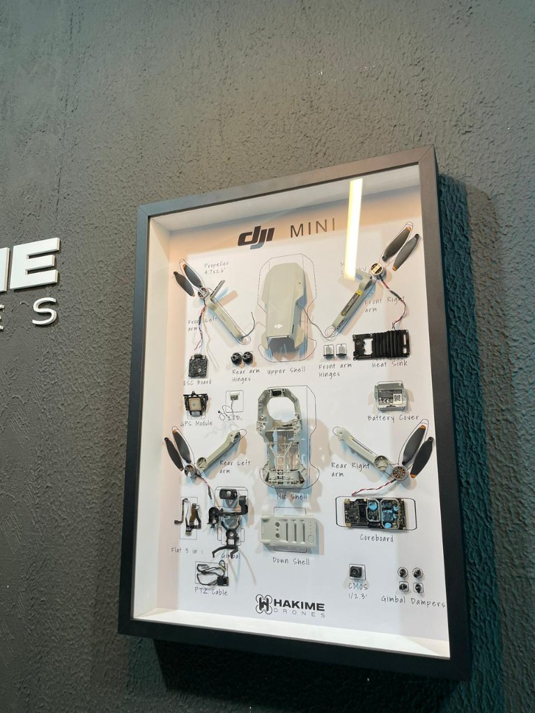 Exposição técnica DJI Mini com componentes identificados